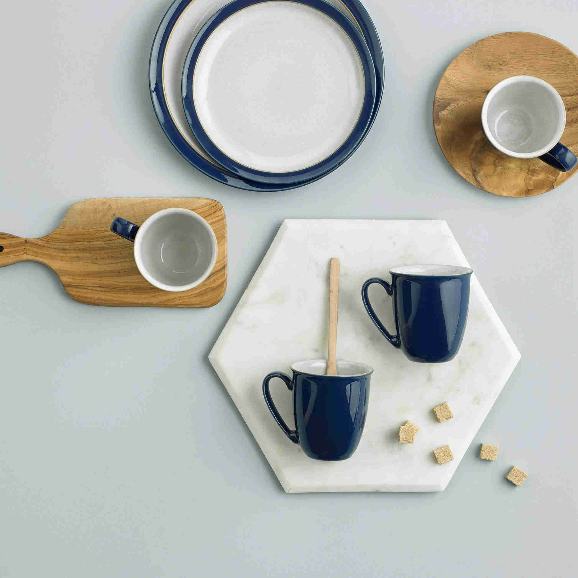 Set blu scuro di 4 becher di caffè/tazze